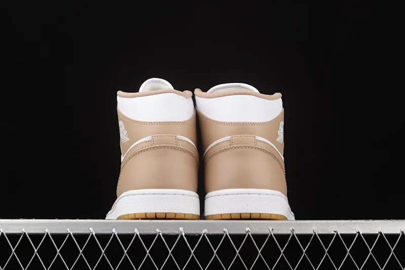 All categories Air Jordan Jordan series basketball shoes Air Jordan 1 Mid G version pure original Air Jordan 1 Mid AJ1 Joe 1 mid-top cultural basketball shoes 554724-271